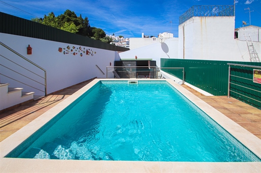 Para venda em Carvoeiro, moradia com piscina privada apenas a 250m da praia