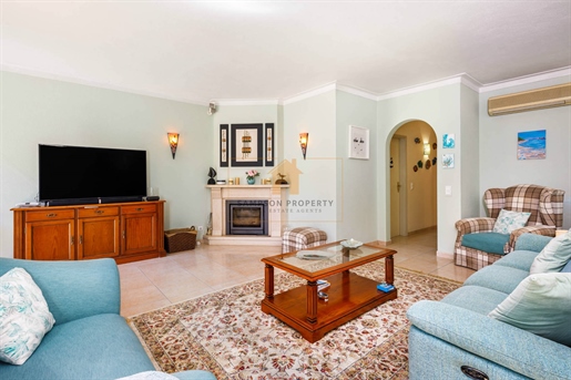 For sale, spacious apartment in Ferragudo Valley