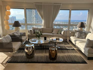Incroyable appartement de 6 pièces hautement conçu! Dans le luxe Yoo Towers- Tlv !  