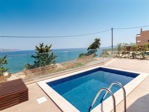 A two-bedroom suite with a pool in Kalyves.
