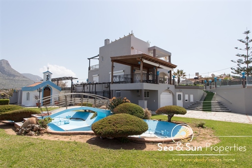 En lyxig villa bara 30 m från stranden i Stavros