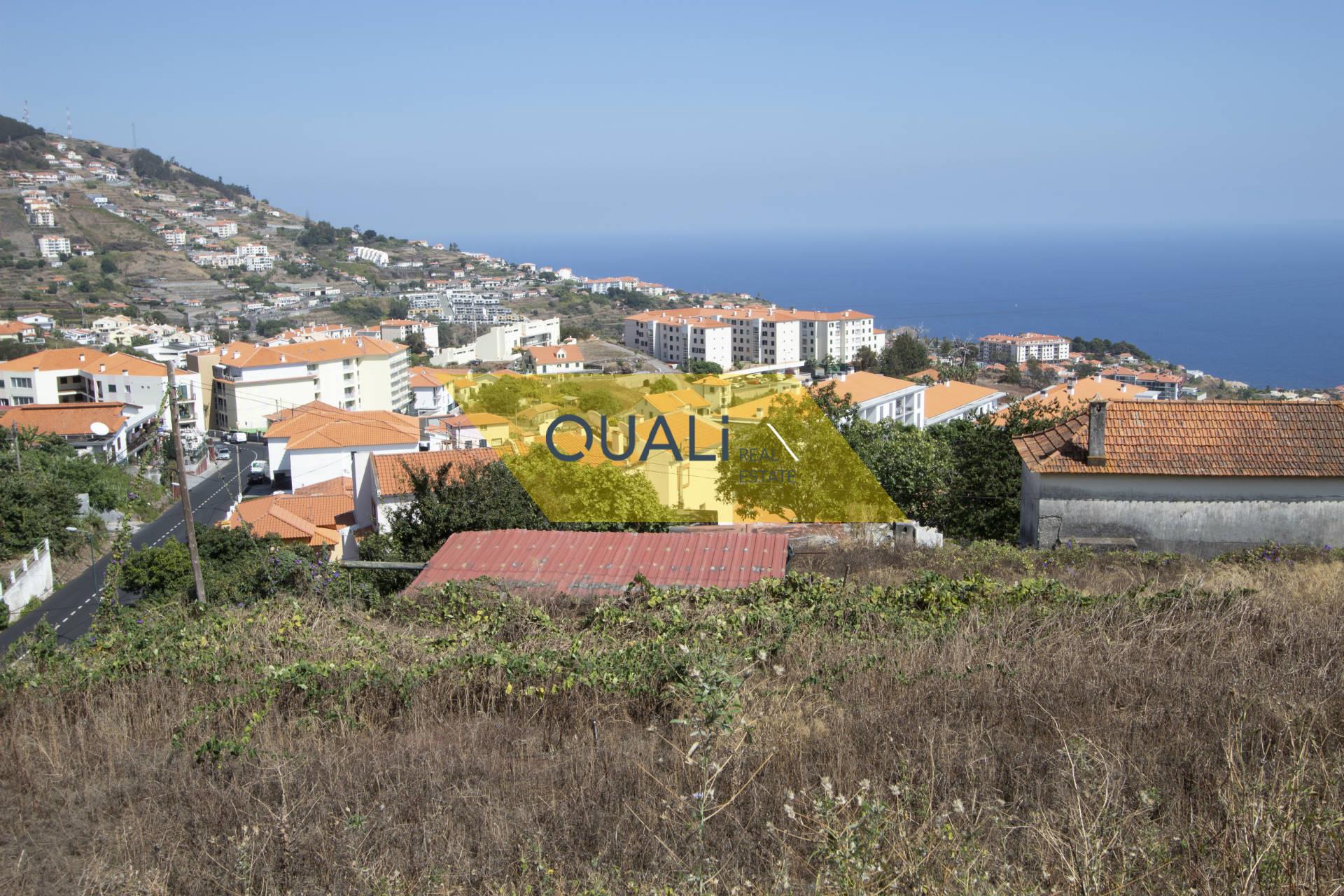 House in need of renovation with plot in Caniço - 640.000,00€