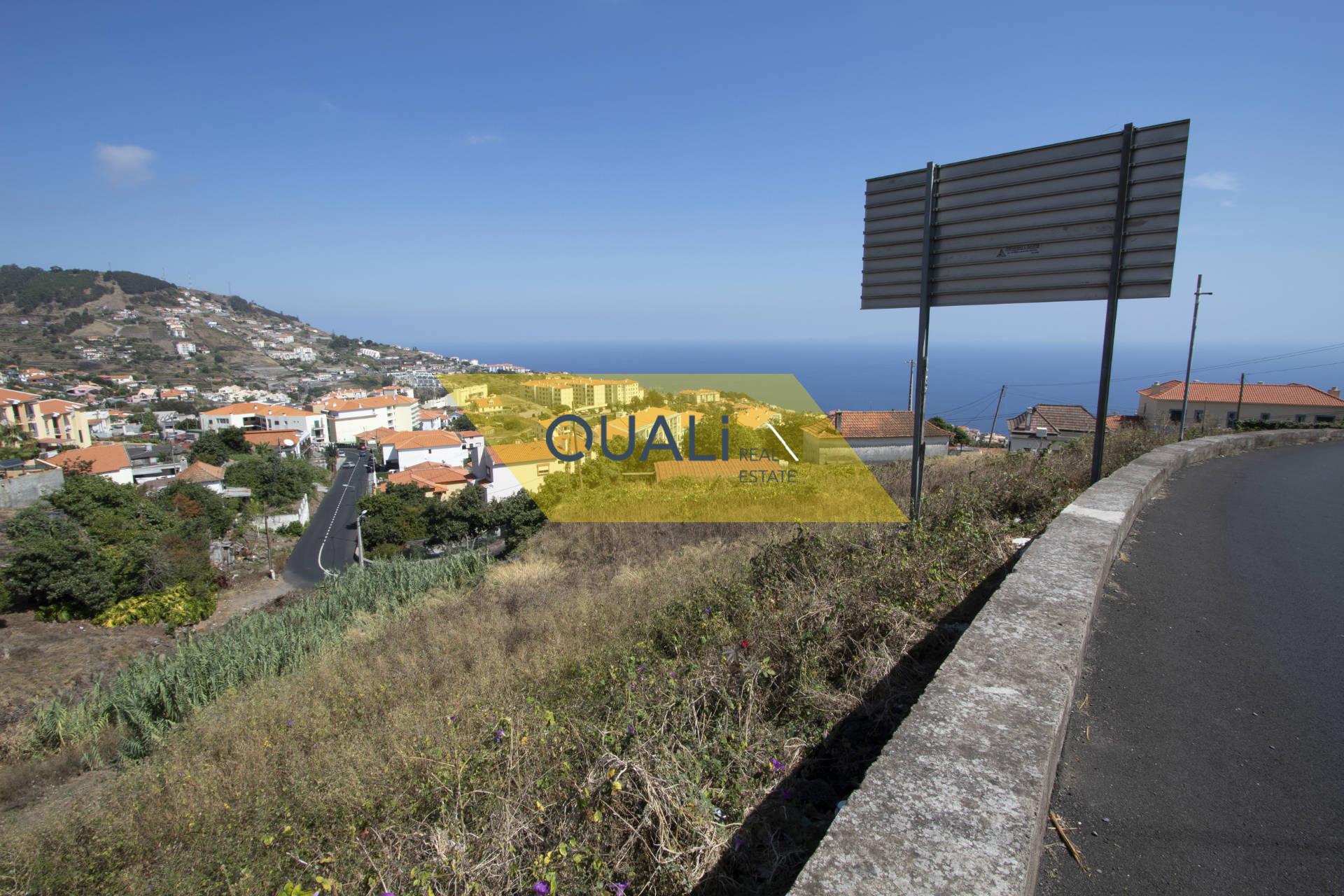 House in need of renovation with plot in Caniço - 640.000,00€