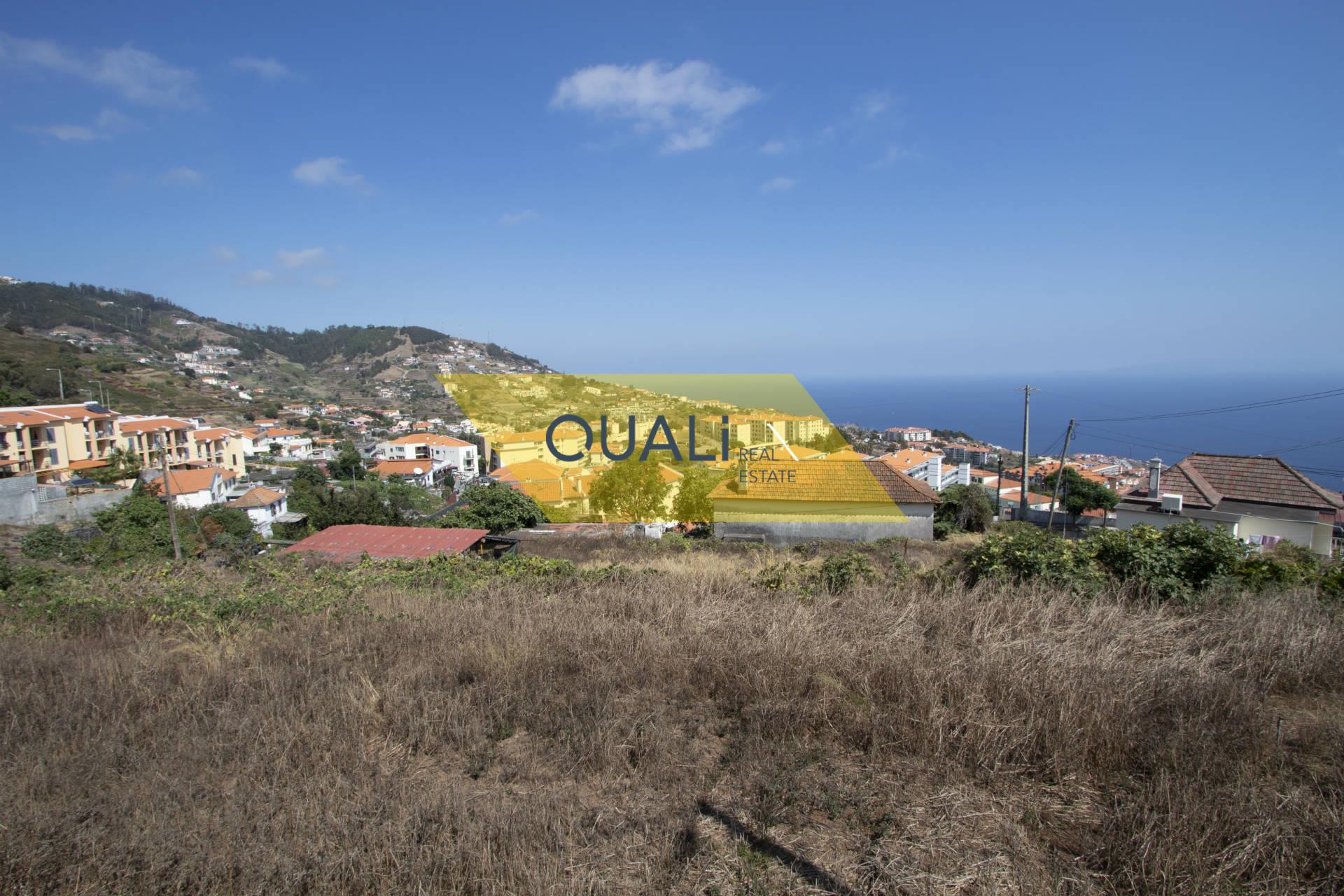 House in need of renovation with plot in Caniço - 640.000,00€