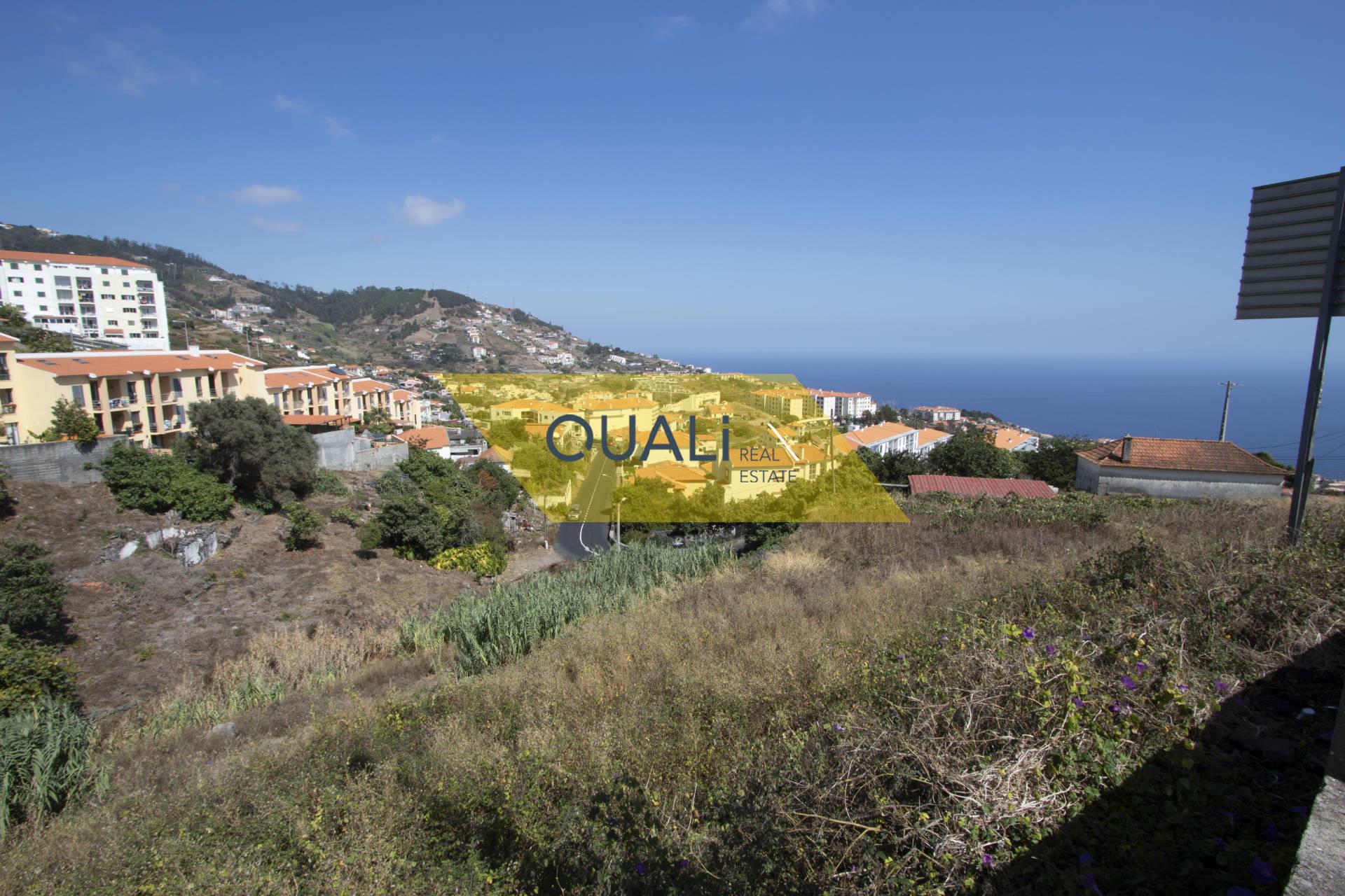 House in need of renovation with plot in Caniço - 640.000,00€