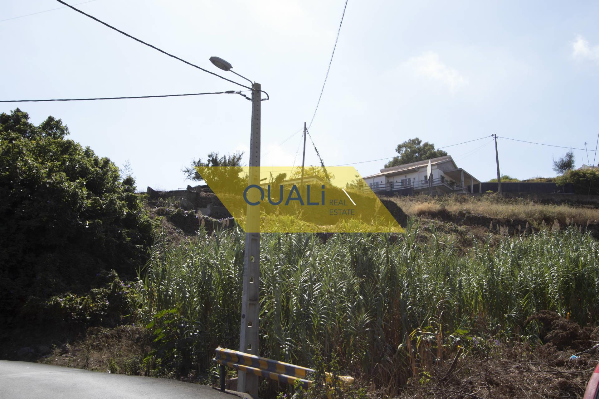 House in need of renovation with plot in Caniço - 640.000,00€