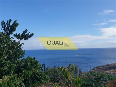 Terreno com área de 1.430m2 e casa para restaurar, Caniço - Ilha da Madeira - € 286.000,00