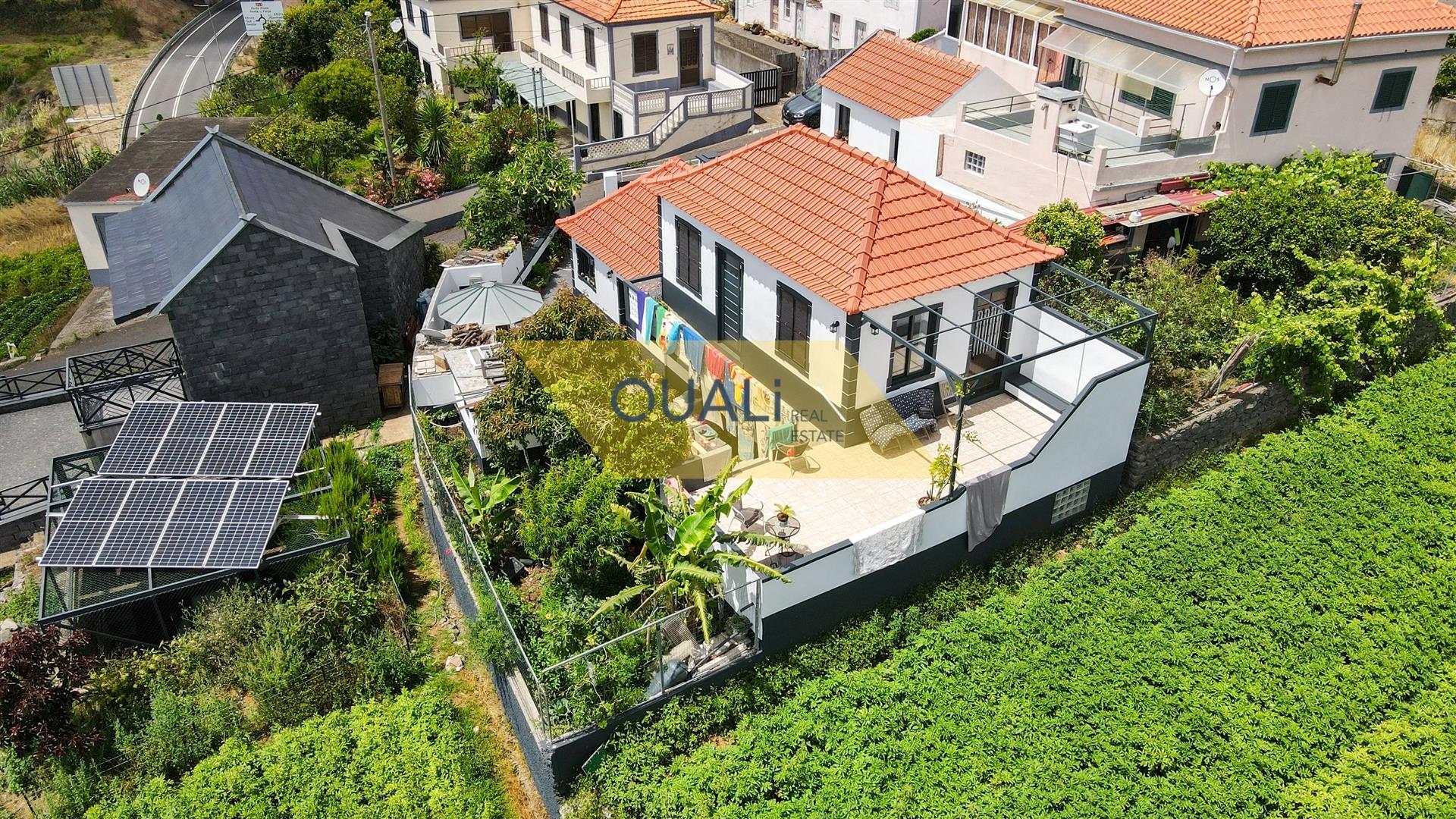 4 Bedrooms House + 1 Bedroom Annex in Raposeira, Fajã da Ovelha