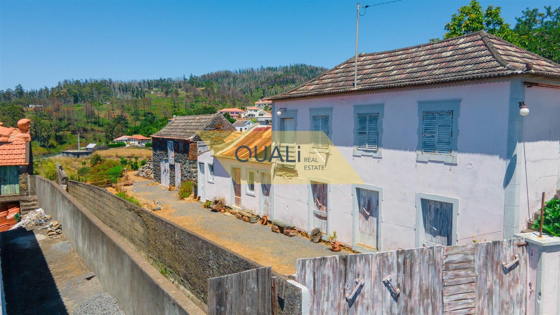 Rustic house with Palheiro in Maloeira, Fajã da Ovelha, Calheta
