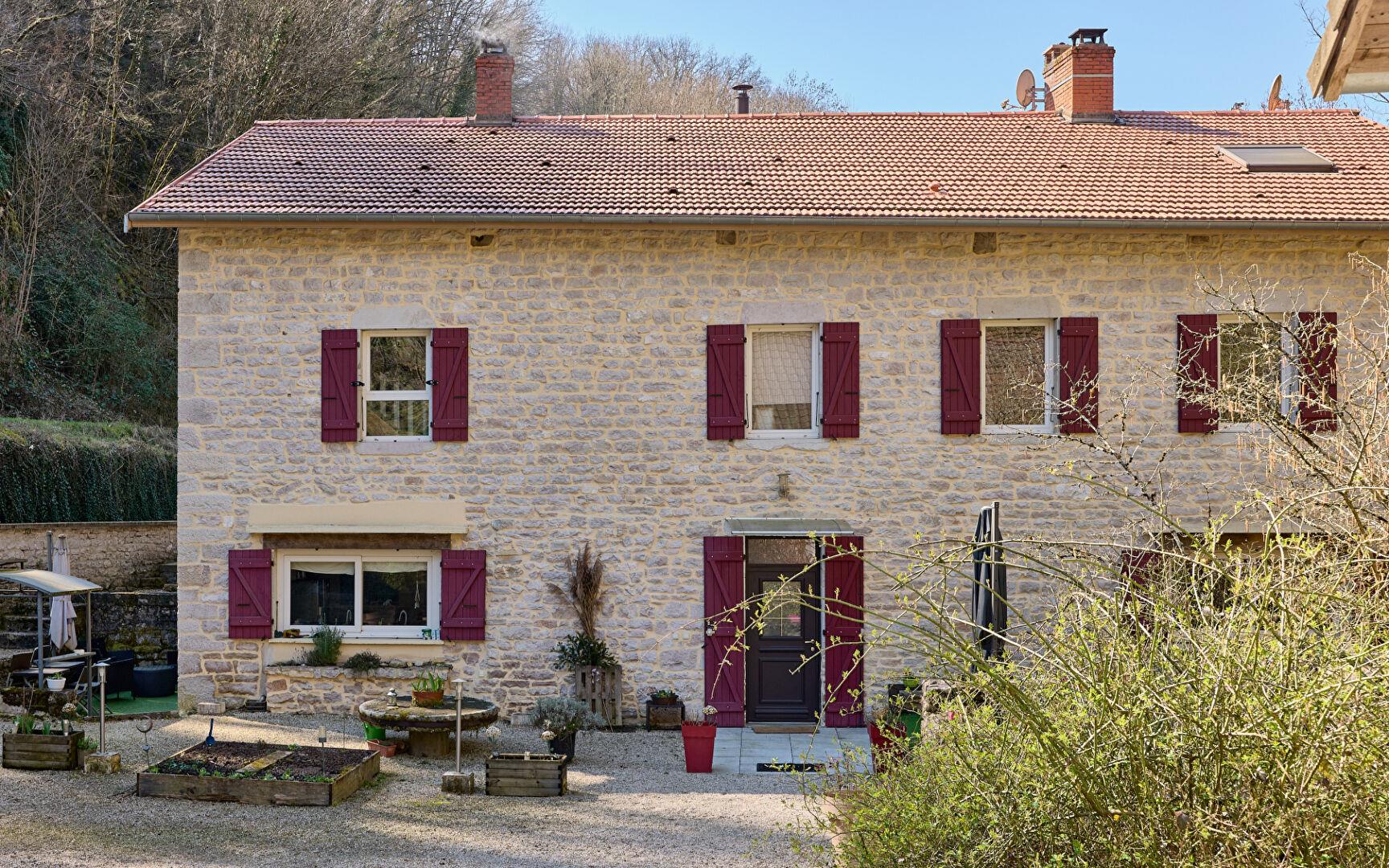 Ancien moulin restauré près de Saint-Amour
