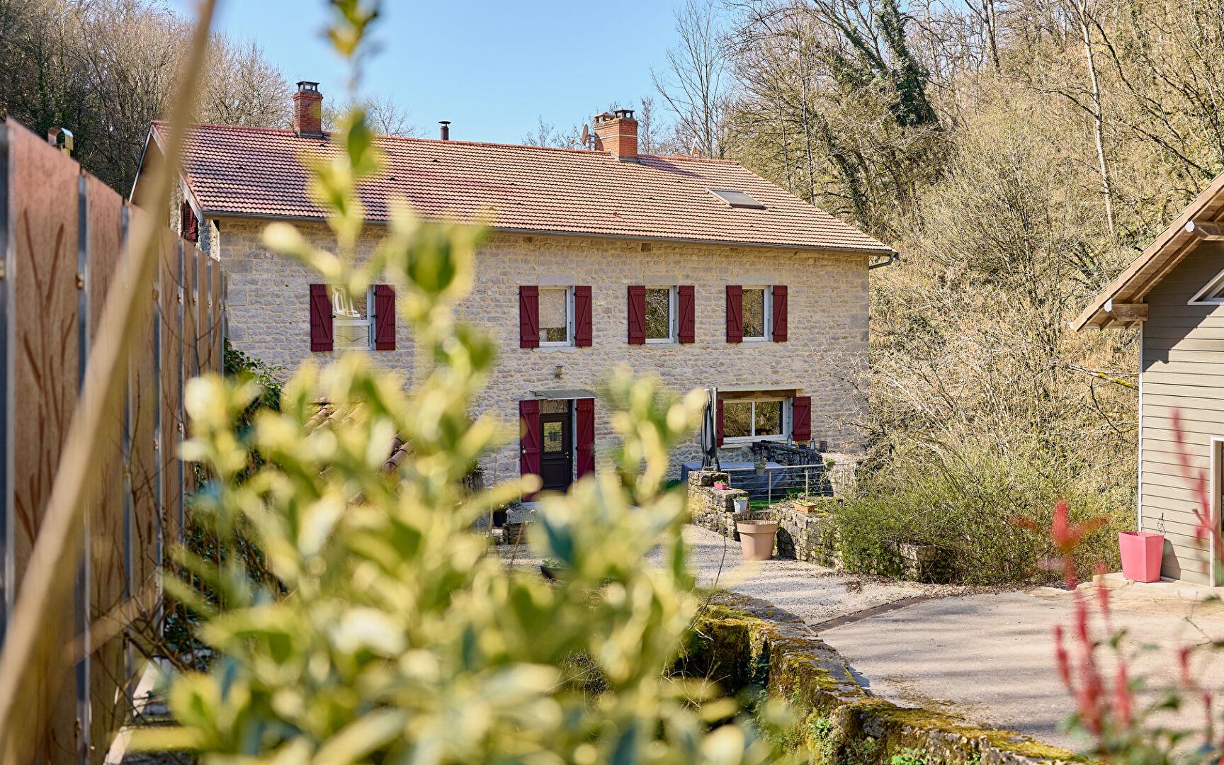 Ancien moulin restauré près de Saint-Amour