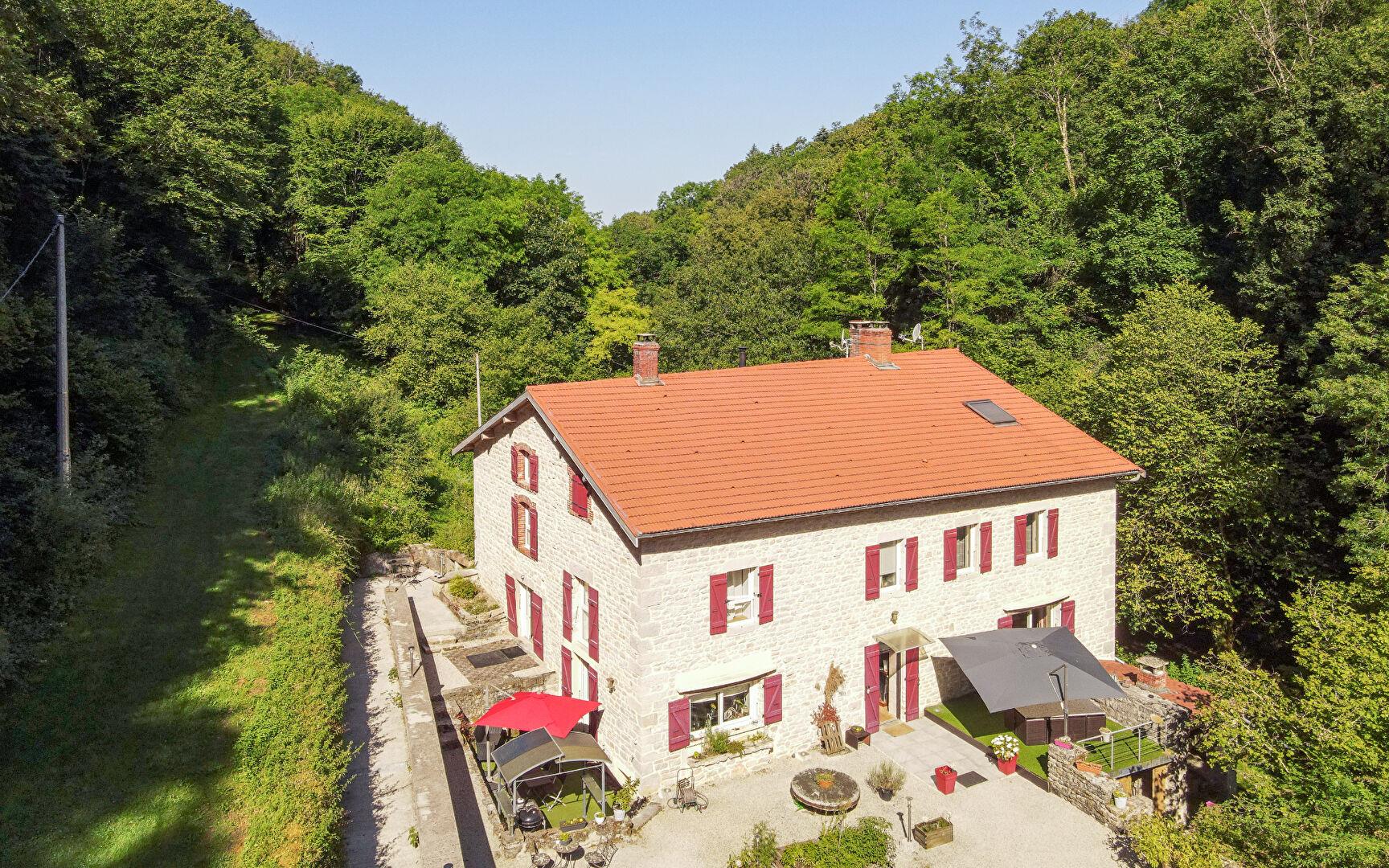 Ancien moulin restauré près de Saint-Amour