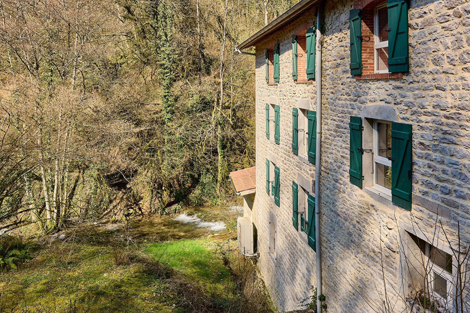 Ancien moulin restauré près de Saint-Amour