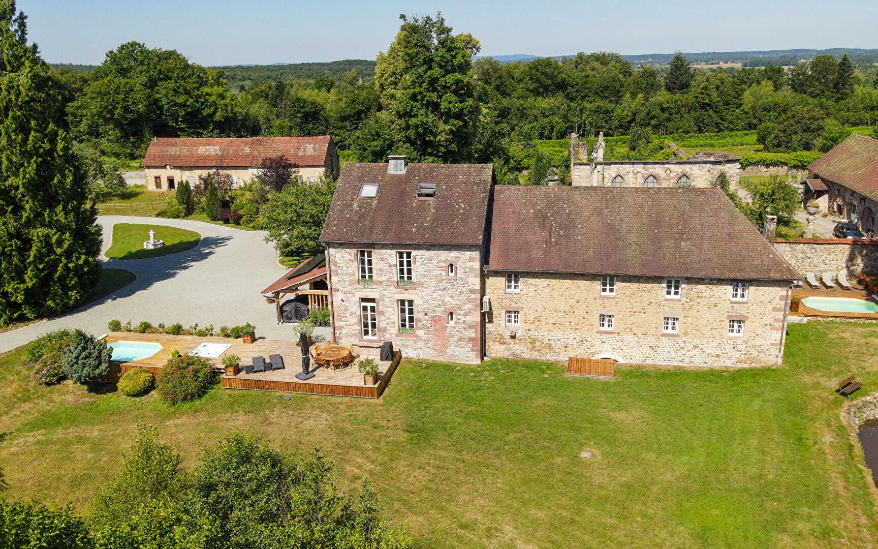 Maison de maître avec gîte et étang à Lure