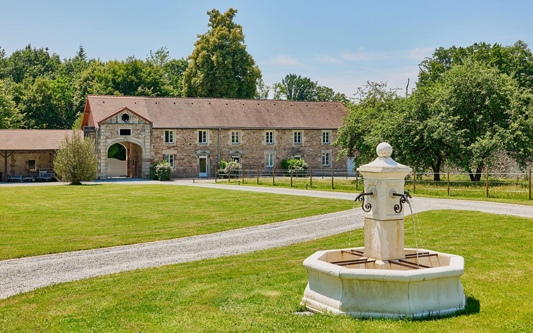 Maison de maître avec gîte et étang à Lure