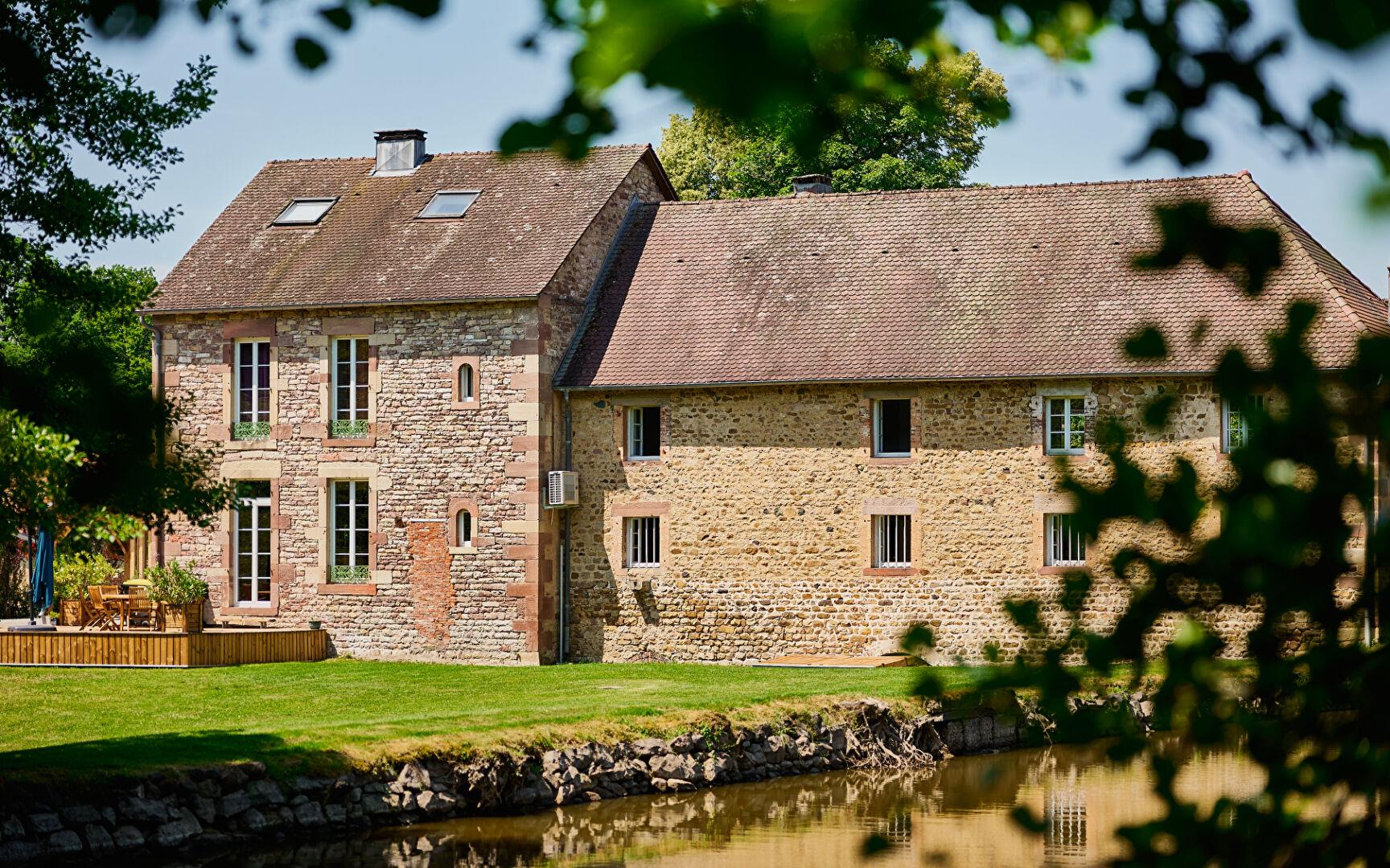 Maison de maître avec gîte et étang à Lure