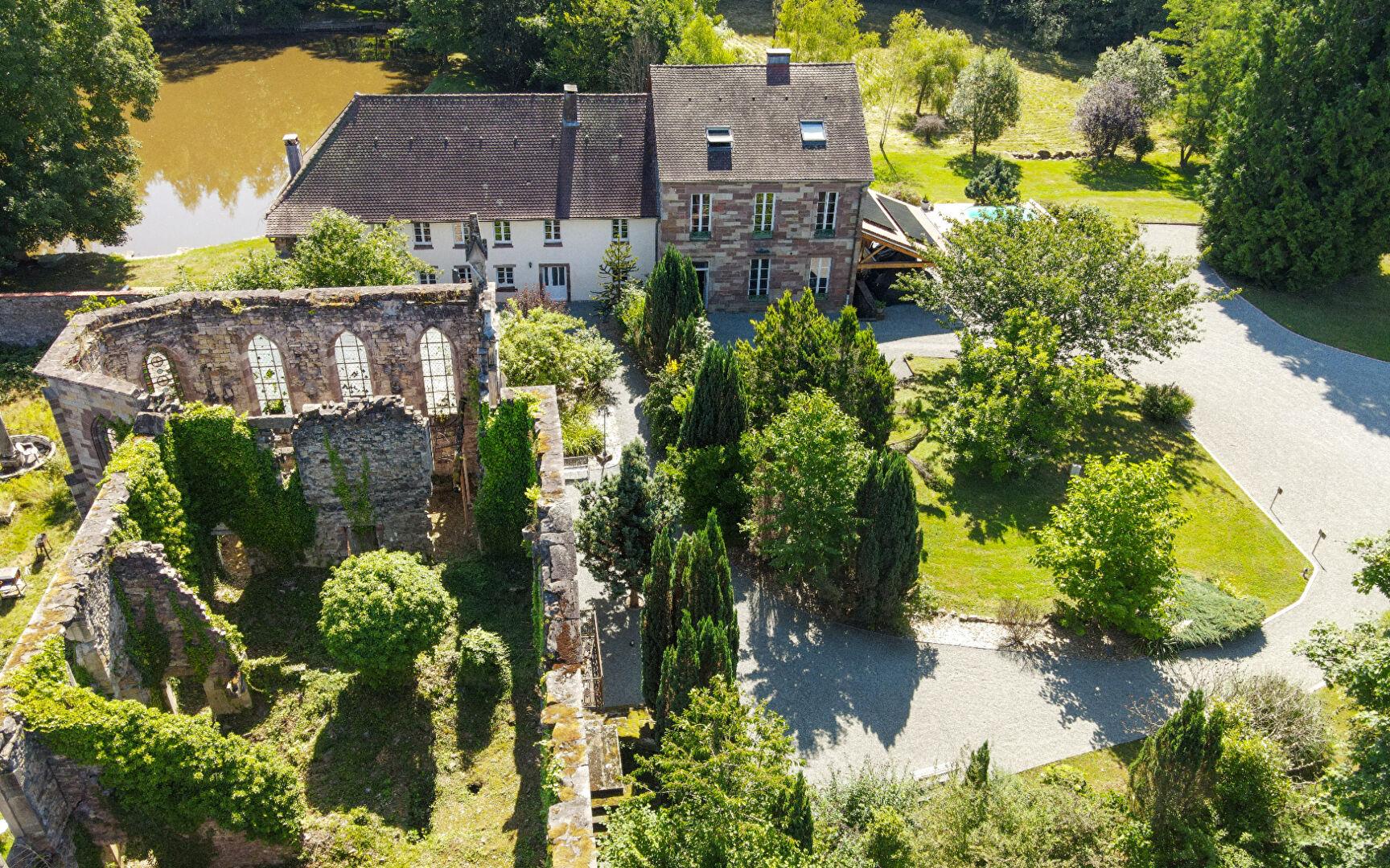 Maison de maître avec gîte et étang à Lure