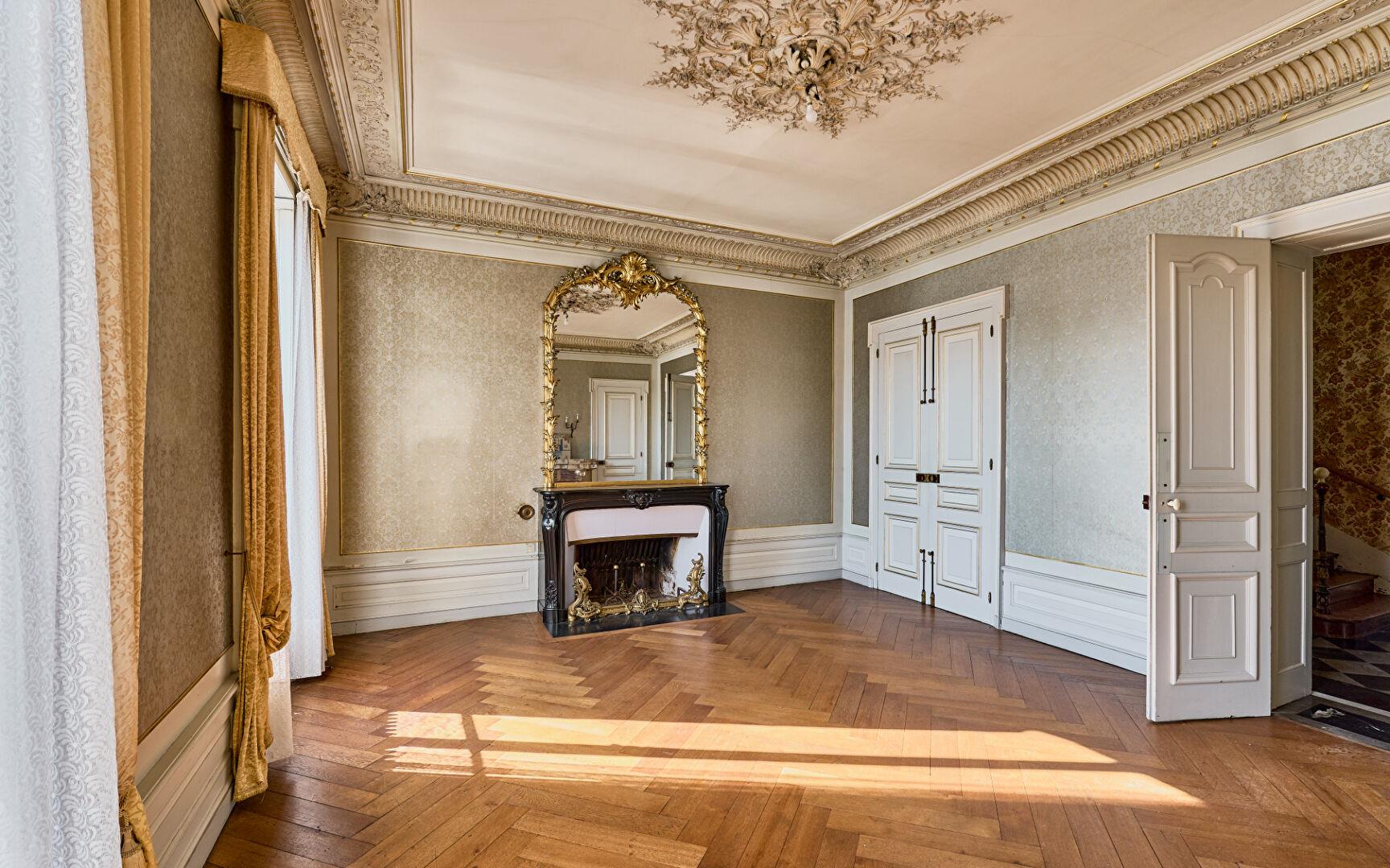Mansion on the banks of the Saône