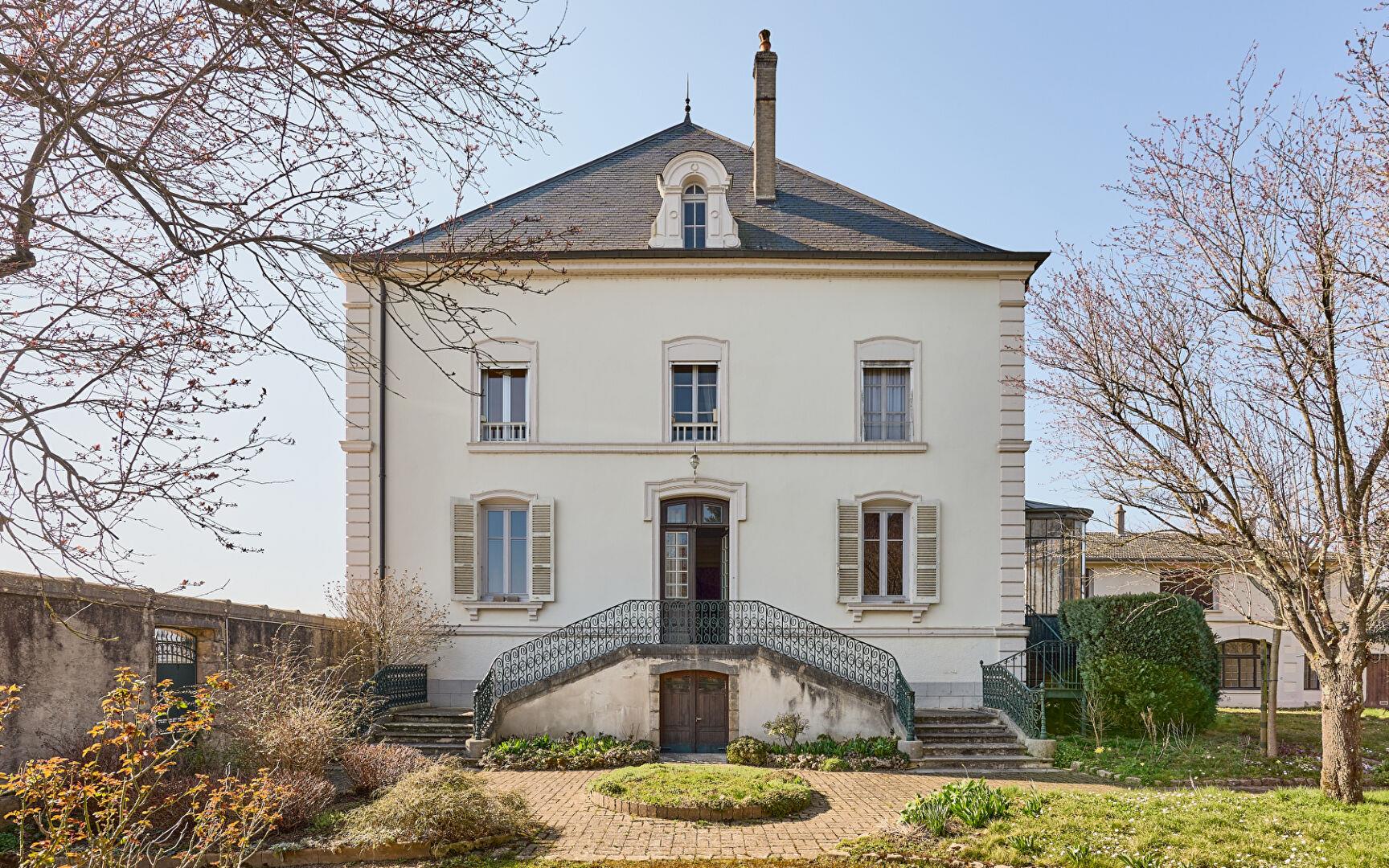 Mansion on the banks of the Saône