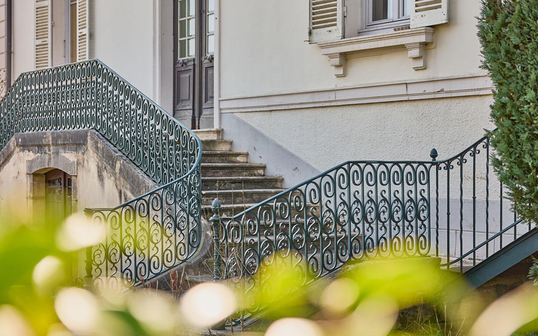 Mansion on the banks of the Saône
