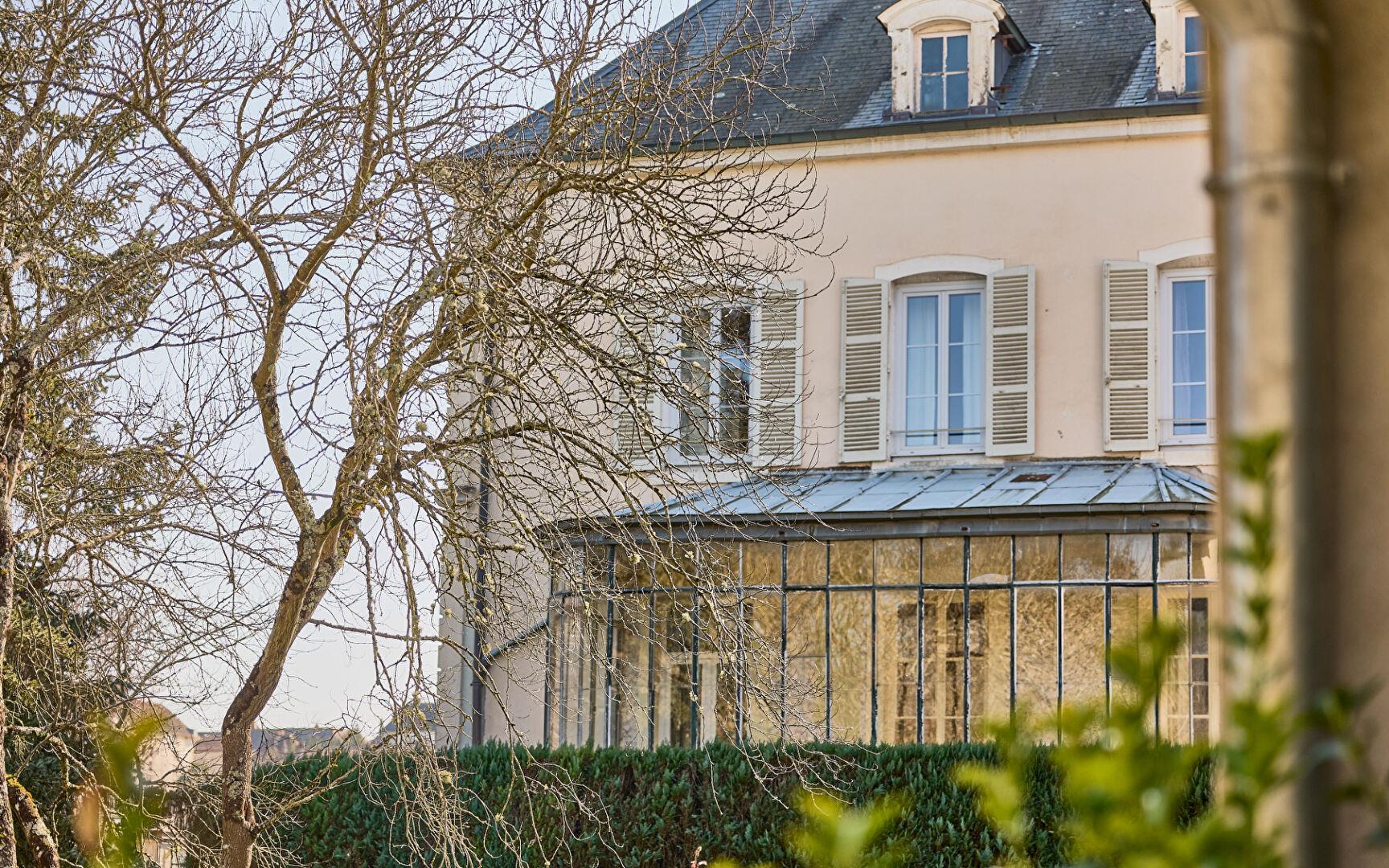 Mansion on the banks of the Saône
