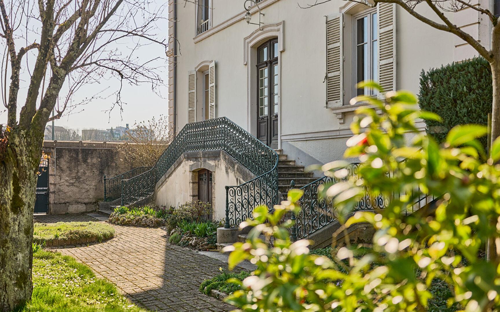 Mansion on the banks of the Saône