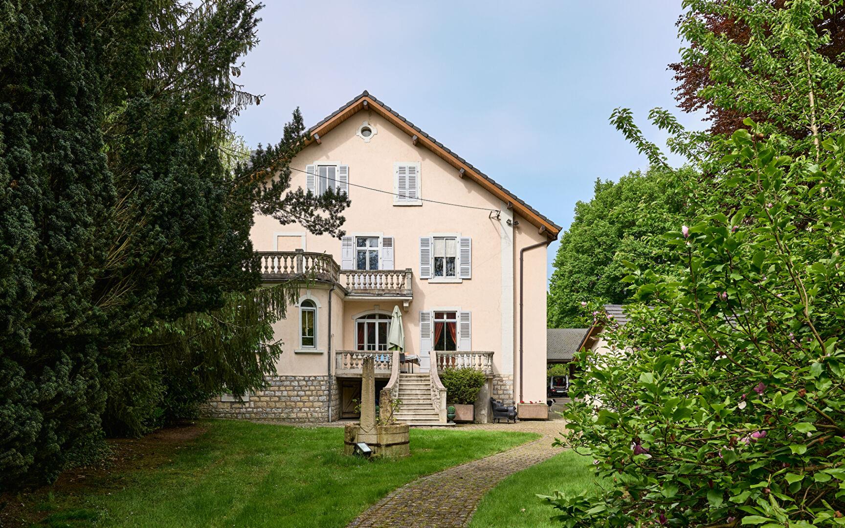 Maison de maître avec jardin et piscine à Montreux-Château