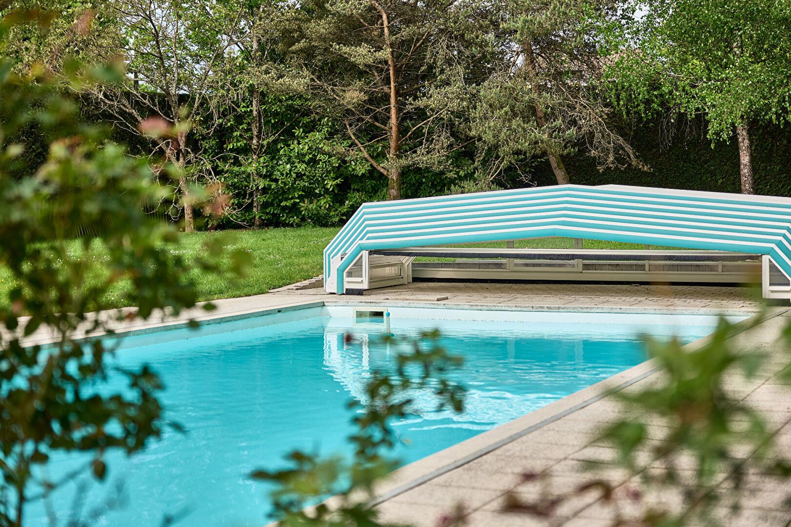 Maison de maître avec jardin et piscine à Montreux-Château