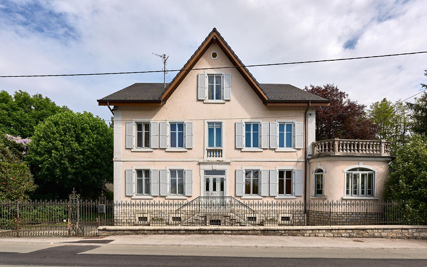 Maison de maître avec jardin et piscine à Montreux-Château