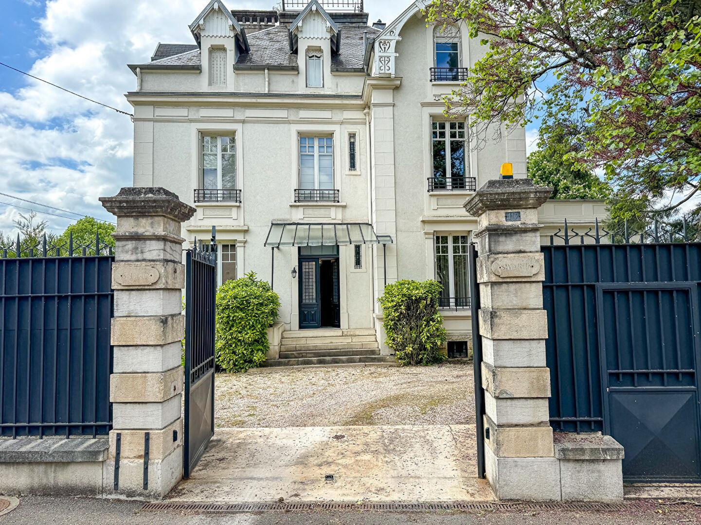 Prestigious villa on the heights of Vesoul