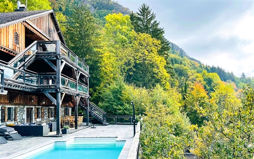 Charmant chalet met verwarmd zwembad en jacuzzi in de Savoie