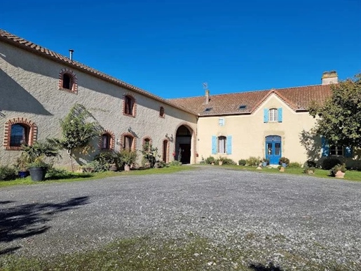 Charming house 150m2 + gîtes and bed and breakfast 140m2 + apartment 115m2 + outbuildings + land