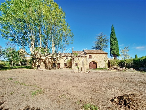 Large stone farmhouse to restore at the foot of the Luberon