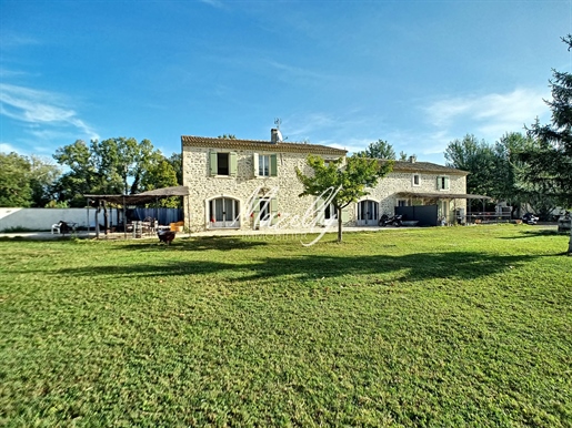 Grand mas familial avec 6 chambres et deux appartements sur grand terrain clos