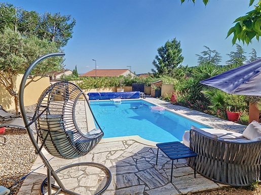 Villa de 210 m² habitables avec vue sur un terrain de 1010 m² avec piscine.