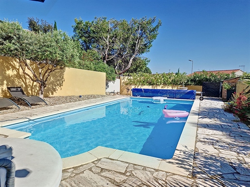 Villa de 210 m² habitables avec vue sur un terrain de 1010 m² avec piscine.
