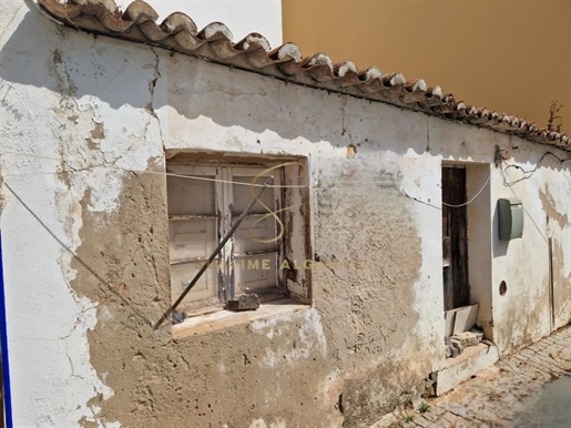 Typická algarvská vila k rekonstrukci v Bensafrim, Lagos, Algarve, Portugalsko