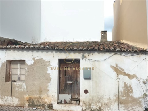 Typická algarvská vila k rekonstrukci v Bensafrim, Lagos, Algarve, Portugalsko