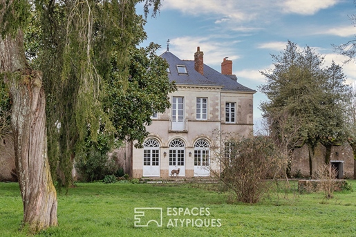 Renovated 18th century manor house and its park close to amenities