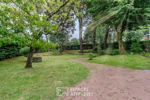 Villa traditionnelle balnéaire avec sa piscine sous verrière dans un écrin de verdure