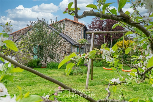 Renovated farmhouse on its enchanting garden in the heart of the village