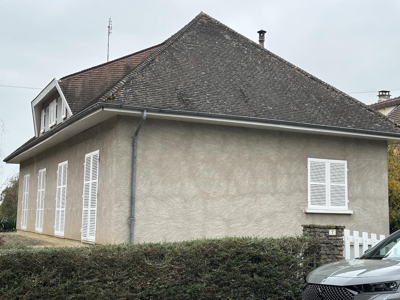 Villa with basement, traditional construction from 1973. Close to shops.