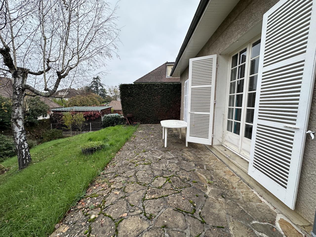 Villa with basement, traditional construction from 1973. Close to shops.