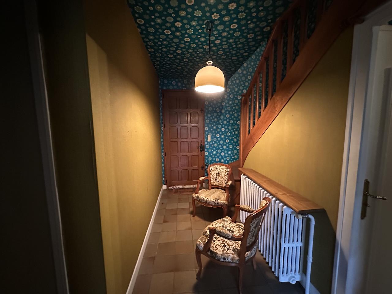 Villa with basement, traditional construction from 1973. Close to shops.