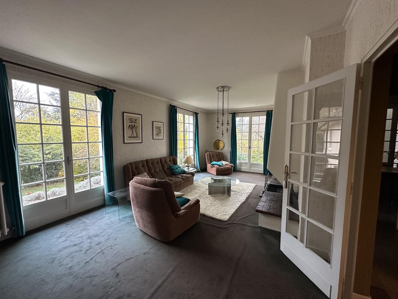 Villa with basement, traditional construction from 1973. Close to shops.