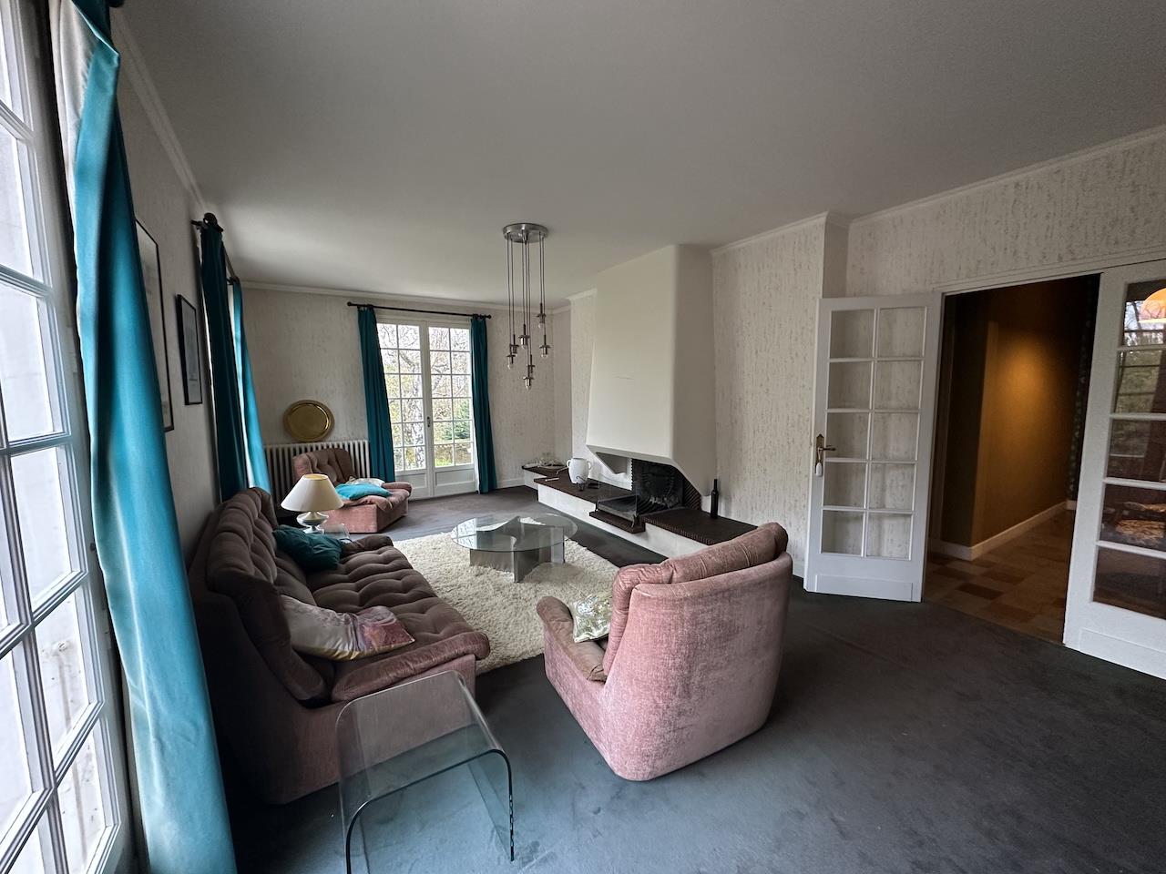 Villa with basement, traditional construction from 1973. Close to shops.