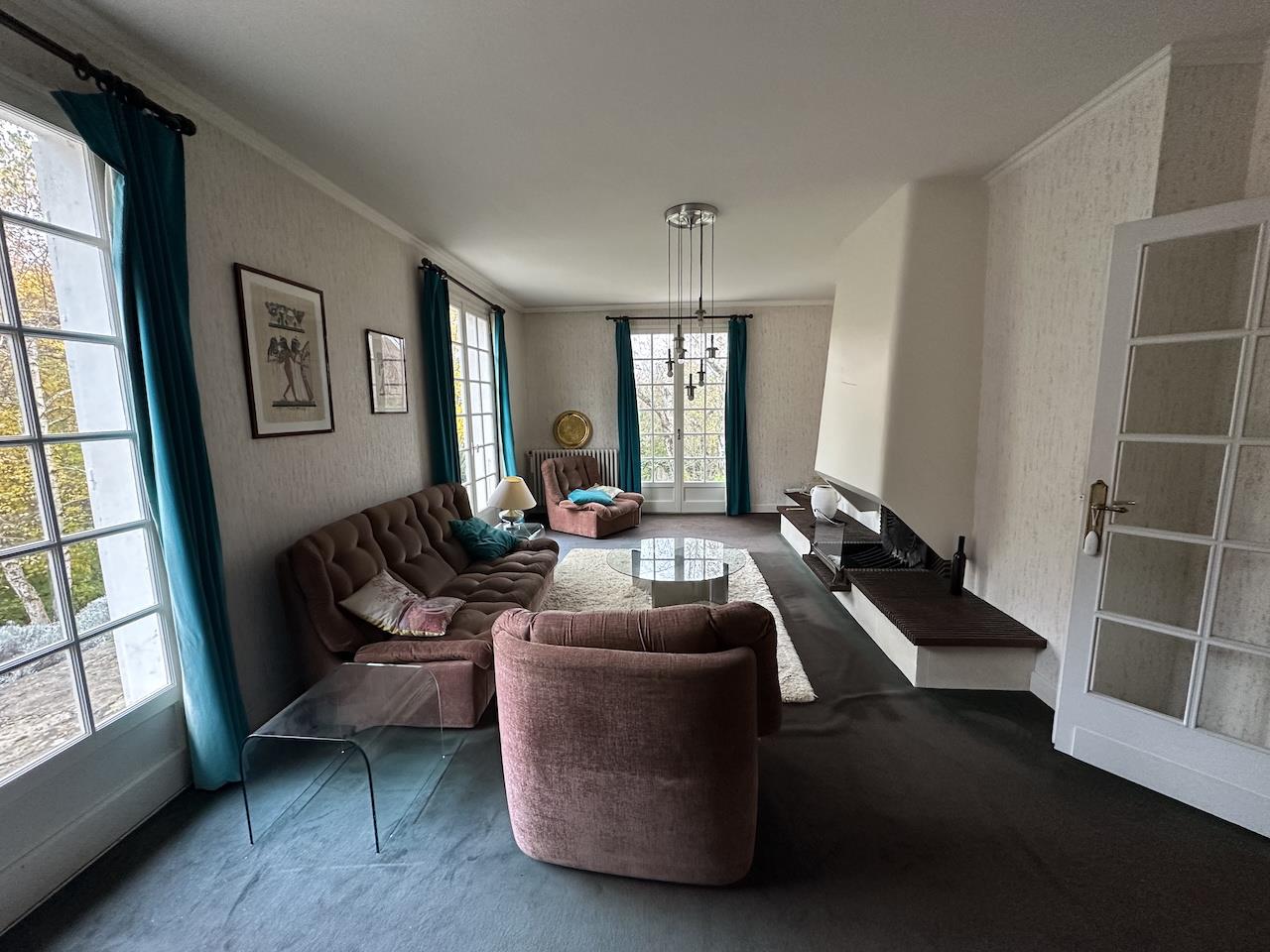 Villa with basement, traditional construction from 1973. Close to shops.