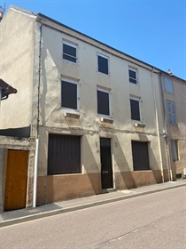 Town house of 200 m2, courtyard at the back near shops
