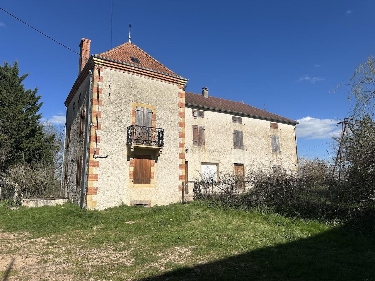 Corps de ferme et dépendances. Belle situation calme avec vue dégagée.