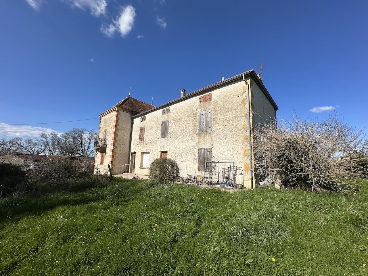 Corps de ferme et dépendances. Belle situation calme avec vue dégagée.